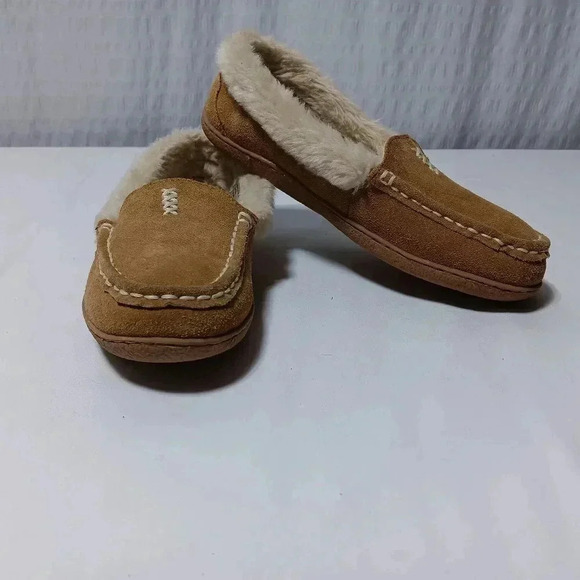 Clarks Leather upper with Faux fur lined  Moccasin slippers.Ladies size 8 - Picture 2 of 9